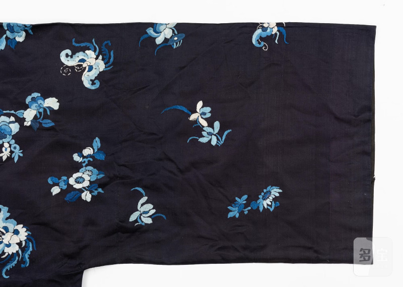 A Chinese embroidered silk robe, - 图3